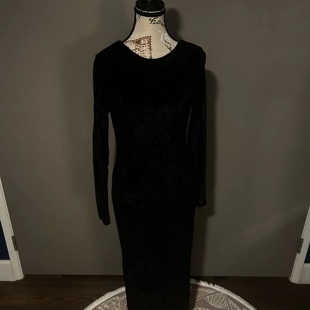 Elegant Black Velvet Long Sleeve Dress - Picture 2 of 3